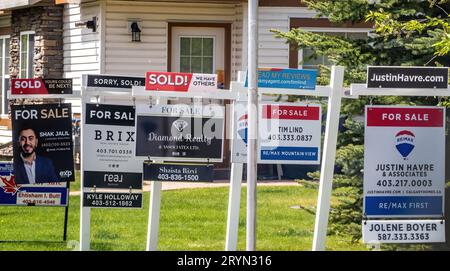 Calgary, Alberta, Canada. 22 maggio 2023. Diversi cartelli immobiliari durante la primavera. Foto Stock