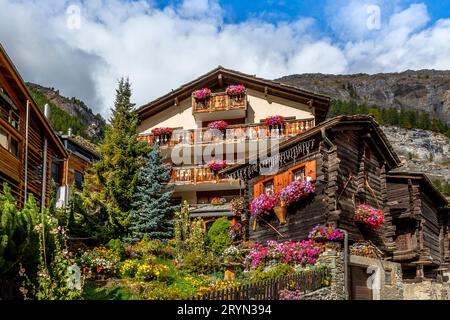 Tradizionale chalet alpino in legno con fiori Foto Stock