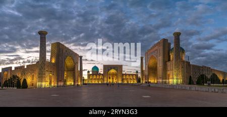 Vista panoramica di Piazza Registan, Samarcanda, Uzbekistan con tre madrasa: Ulugh Beg, Tilya Kori e Sher-Dor Madrasah. Foto Stock