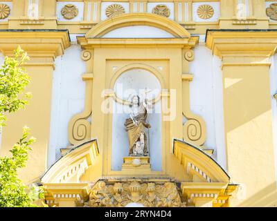 Statua di Cristo, dettaglio sulla facciata della chiesa Petrini, chiesa cittadina di Kitzingen, bassa Franconia, Baviera, Germania, progettata da Antonio Foto Stock