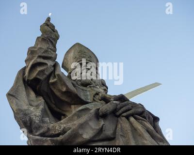 Scultura, San Kilian, statua di San Kilian sul vecchio ponte principale, luna, Wuerzburg, bassa Franconia, Baviera, Germania Foto Stock