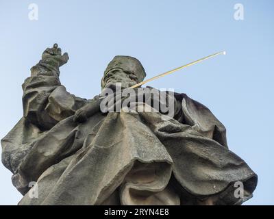 Scultura, San Kilian, statua di San Kilian sul vecchio ponte principale, Moon, Wuerzburg, bassa Franconia, Baviera, Germania Foto Stock