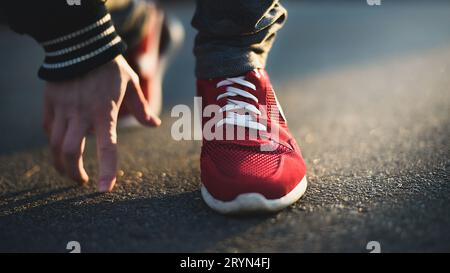 Primo piano di sneakers sportive da abbinare. Jogging nel parco Foto Stock