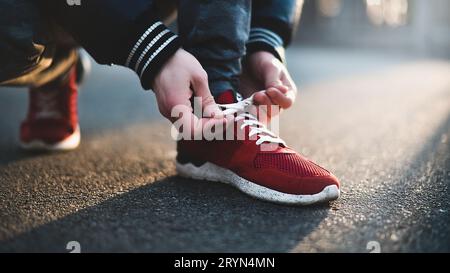 Primo piano di sneakers sportive da abbinare. Jogging nel parco Foto Stock