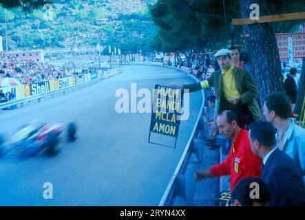 Gran Premio di Monaco 1967. Franco Lini, un reporter chiamato da Enzo Ferrari come team manager, segnala la posizione di Bandini dietro Hulme e davanti a MCL Foto Stock