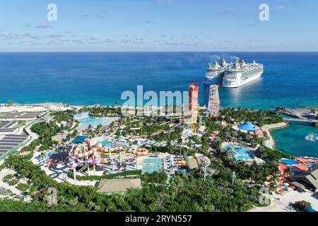 Navi da crociera Freedom of the Seas e Independence of the Seas, compagnia di navigazione Royal Caribbean International, vista da una mongolfiera legata, privata Foto Stock