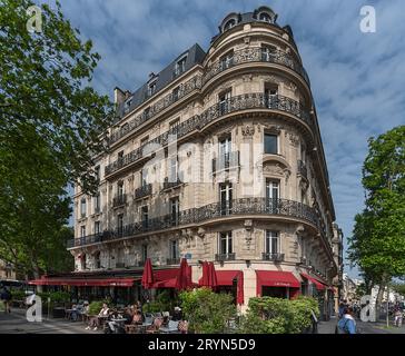 Edificio storico residenziale e commerciale, costruito intorno al 1870, sotto il Cafe Francaise, Place de la Bastille Parigi, Francia Foto Stock