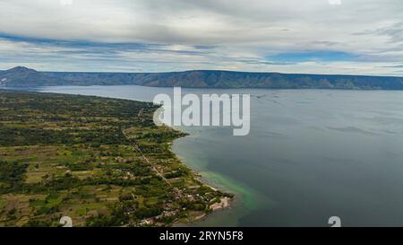 Drone aereo del lago Toba sull'isola di Sumatra in Indonesia, è il più grande lago vulcanico del mondo. Isola di Samosir. Foto Stock