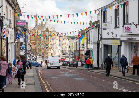 Clitheroe , città del Lancashire in Inghilterra, giorno estivo 2022 con negozi e negozi e bunting nel centro della città, Regno Unito Foto Stock