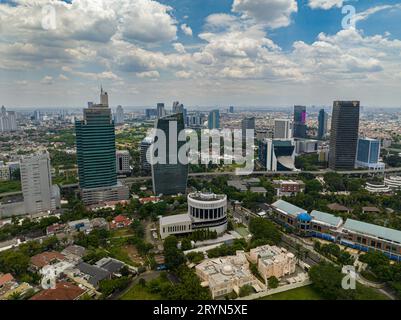Giacarta, Indonesia - 11 ottobre 2022: Vista dall'alto di Giacarta con grattacieli e zone residenziali. Indonesia. Foto Stock