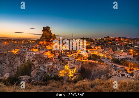 Ortahisar castello naturale e la città, Cappadocia, Turchia. Foto Stock