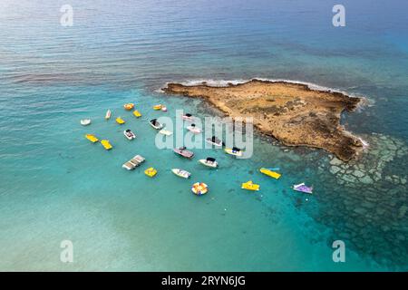 Drone aereo Fotografia di imbarcazioni per sport acquatici ormeggiate al mare. Vacanze estive Foto Stock