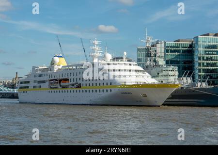 Londra, Regno Unito - 7 maggio 2023 : Cruise Liner MS HAMBURG ormeggiata sul Tamigi a Londra. La signora Hamburg è una nave da crociera di lusso e io Foto Stock