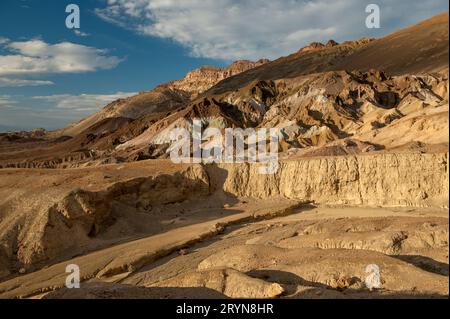 La Palette dell'artista nella Valle della morte, dove vari minerali hanno dato al fango secco diversi colori. Foto Stock