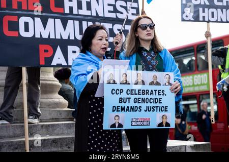 Londra, Regno Unito. 1 ottobre 2023. Rahima Mahmut, direttore esecutivo di Stop Uyghur Genocide & UK Director of the World Uyghur Congress, è visto tenere un discorso durante il raduno congiunto. Le comunità di Hong Kong, Mongoli meridionali, tibetani e uiguri tennero una manifestazione congiunta annuale e una marcia nella giornata nazionale della Repubblica popolare cinese per protestare contro la violazione dei diritti umani da parte del governo del Partito Comunista Cinese. La manifestazione ha chiamato l'opinione pubblica del Regno Unito a difendere i diritti umani in Cina. Credito: SOPA Images Limited/Alamy Live News Foto Stock