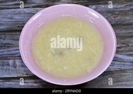 Zuppa di riso piccione o Shorbet hamam, zuppa egiziana preparata bollendo i piccioni fino a cottura avvenuta, con riso, cardamomo, alloro, lime, e spezie, anche con Foto Stock