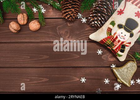 Fondale natalizio rami, coni e noci su un tavolo di legno. Spazio per il testo. Vista dall'alto. Atmosfera natalizia Foto Stock
