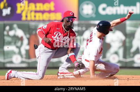 St Louis, Stati Uniti. 5 ottobre 2023. Cincinnati Reds, Elly De la Cruz, mette il cartellino su St. Louis Cardinals Tommy Edman per l'out mentre cerca di rubare la seconda base nel quarto inning al Busch Stadium di St. Louis domenica 1 ottobre 2023. Foto di Bill Greenblatt/UPI credito: UPI/Alamy Live News Foto Stock