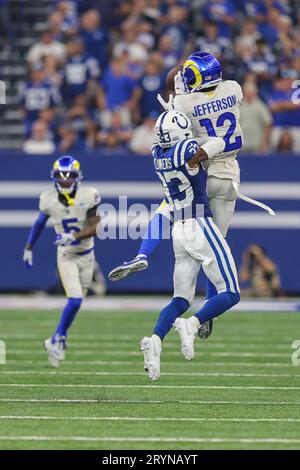 Indianapolis, NEGLI Stati Uniti; il wide receiver dei Los Angeles Rams Van Jefferson (12) sale per la ricezione, che viene interrotto dal cornerback degli Indianapolis Colts Foto Stock