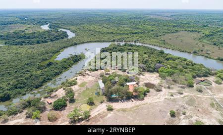 Veduta areale del tipico paesaggio Pantanal, serpeggiante fiume tropicale attraverso la foresta pluviale e la deforestazione Foto Stock
