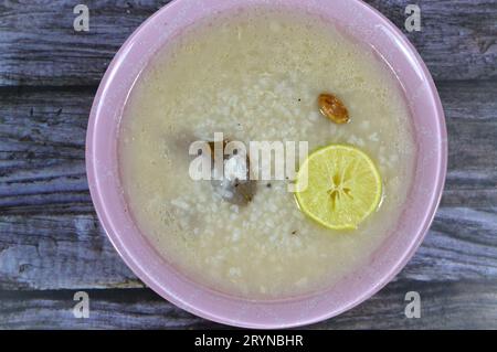 Zuppa di riso piccione o Shorbet hamam, zuppa egiziana preparata bollendo i piccioni fino a cottura avvenuta, con riso, cardamomo, alloro, lime, e spezie, anche con Foto Stock