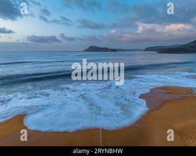 Alba aerea al mare con possibilità di pioggia tra le nuvole basse e medie a North Pearl Beach sulla Central Coast, NSW, Australia. Foto Stock