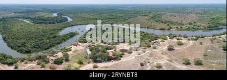Vista panoramica del tipico paesaggio Pantanal, serpeggiante fiume tropicale attraverso la foresta pluviale e Foto Stock