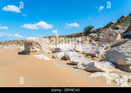 Enormi massi di pietra sul lato della montagna Foto Stock