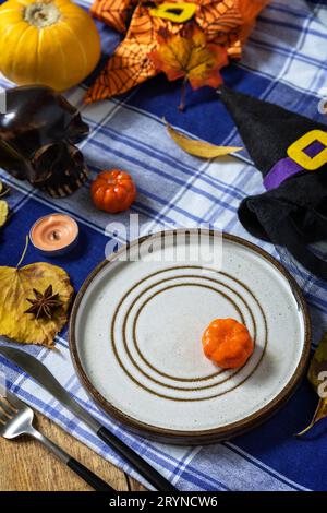 Festa decorativa di Halloween, tavolo festivo di Halloween con zucche e foglie autunnali. Foto Stock