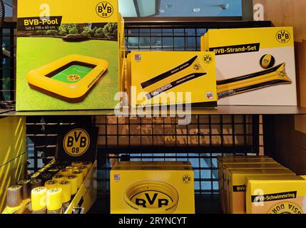 Articoli di fan in un fan shop di Borussia Dortmund, Dortmund, Ruhr, Germania, Europa Foto Stock