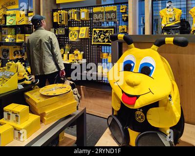 Articoli di fan in un fan shop di Borussia Dortmund, Dortmund, Ruhr, Germania, Europa Foto Stock