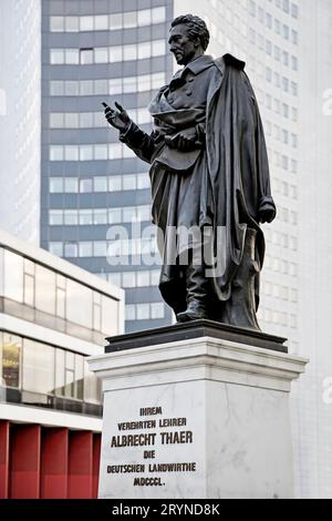 Statua di Albrecht Thaer di Ernst Rietschel di fronte al grattacielo della città, Lipsia, Sassonia, Germania Foto Stock