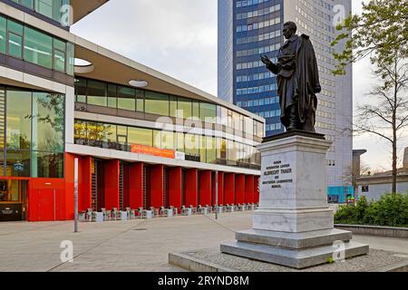 Statua di Albrecht Thaer di Ernst Rietschel di fronte al grattacielo della città, Lipsia, Sassonia, Germania Foto Stock