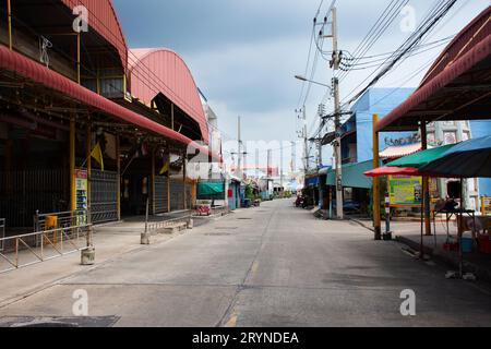 La vita e lo stile di vita della gente thailandese locale nella città vecchia di Tha Chalom Mahachai con la Street Art di Thachalom per i viaggiatori che viaggiano a piedi visitano la pittura dei graffiti Foto Stock