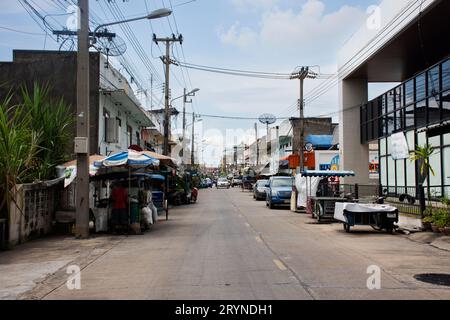 La vita e lo stile di vita della gente thailandese locale nella città vecchia di Tha Chalom Mahachai con la Street Art di Thachalom per i viaggiatori che viaggiano a piedi visitano la pittura dei graffiti Foto Stock