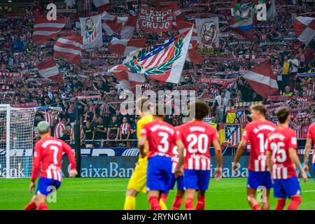 Madrid, Spagna. 1 ottobre 2023. I tifosi dell'Atletico Madrid prima della partita di calcio del campionato spagnolo la Liga EA Sports tra Atletico Madrid e Cadice hanno giocato allo stadio Metropolitano il 1 ottobre 2023 a Madrid, Spagna credito: Agenzia fotografica indipendente/Alamy Live News Foto Stock