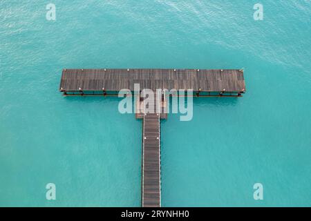 Drone aereo di molo in oceano. Molo vuoto blu acqua turchese oceano Foto Stock