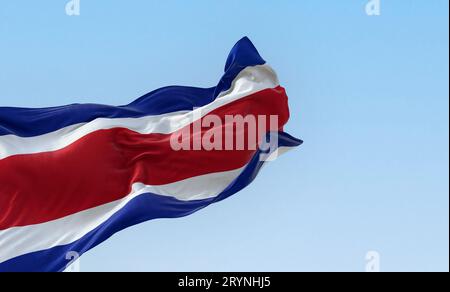 Vista ravvicinata della bandiera civile nazionale del Costa Rica che sventola nel vento Foto Stock