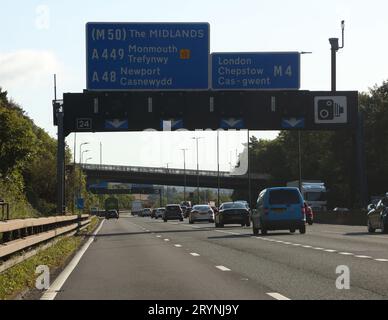 Ci si avvicina allo svincolo 24 sulla carreggiata est dell'autostrada M4 con segnaletica sopra il gantry che mostra tutte le possibili destinazioni. Foto Stock