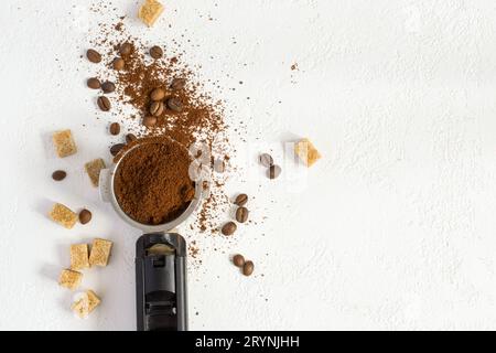 Sfondo con cereali e caffè macinato, vista dall'alto con idromassaggio Foto Stock