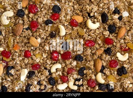 Granola con ciliegie secche e noci. Sfondo alimentare AN Foto Stock