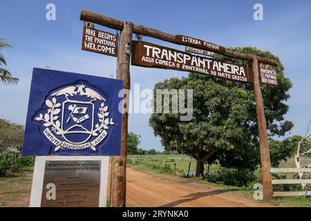 Ingresso della famosa strada Transpantaneira (qui inizia il Pantanal) con emblema governativo (altro Foto Stock