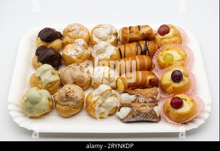 Vassoio di deliziosi pasticcini italiani. Alta pasticceria Mignon in stile italiano. Tipico dessert italiano. Foto Stock