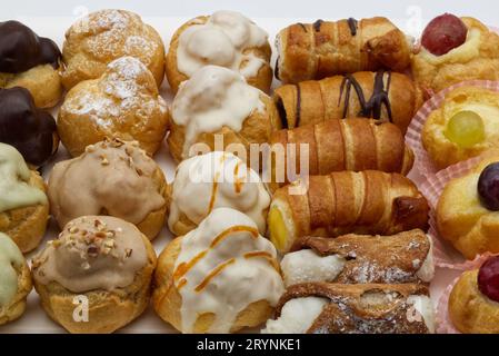 Vassoio di deliziosi pasticcini italiani. Alta pasticceria Mignon in stile italiano. Tipico dessert italiano. Primo piano Foto Stock