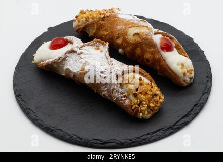 Dolci cannoli siciliani ripieni di crema di ricotta. Cannolo Siciliano dessert italiano Foto Stock