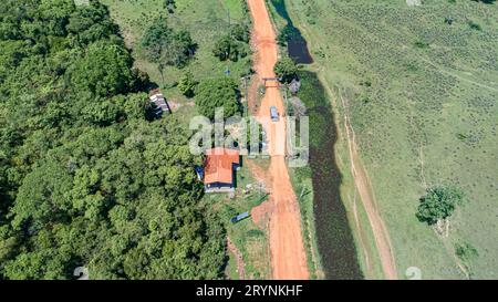 Vista aerea della strada sterrata di Transpantaneira attraverso il tipico paesaggio rurale, le paludi Pantanal, Mato GR Foto Stock