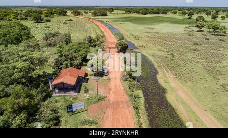 Vista aerea della strada sterrata di Transpantaneira attraverso il tipico paesaggio rurale, le paludi Pantanal, Mato GR Foto Stock