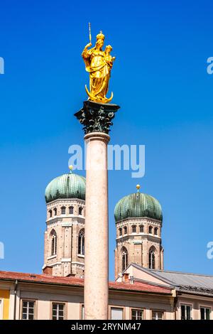 Vista della colonna della Vergine Maria, Mariensaule in Piazza Marien a Monaco, Baviera, Germania Foto Stock