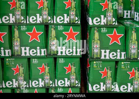 Bordeaux , Francia - 09 28 2023 : scatola di bottiglie per birra lager pallida Heineken per la vendita sul mercato Foto Stock