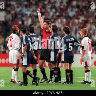 Foto del file datata 30/06/2002 dell'inglese David Beckham (a sinistra) è dato il cartellino rosso dall'arbitro danese Kim Milton Nielsen, dopo un fallo sull'argentino Diego Simeone durante la partita del secondo round della Coppa del mondo di Francia '98 tenutasi a St Etienne. Victoria Beckham ha detto che il contraccolpo ricevuto da David Beckham dopo che gli è stato dato un cartellino rosso nella Coppa del mondo 1998 lo ha lasciato "clinicamente depresso". Una nuova serie Netflix intitolata Beckham è prevista per mercoledì e ripercorre la carriera dell'ex star del calcio con interviste a Posh e Becks e ad altri volti familiari. Data di emissione: Lunedì Foto Stock